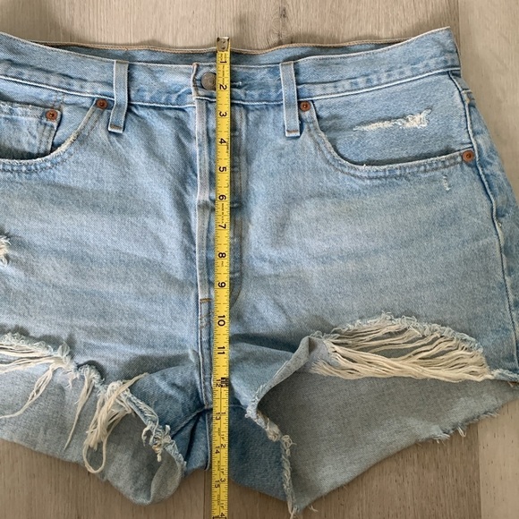 Women’s frayed Levis 501 Jean‎ shorts size W33 light Wash buttons fly distressed - Picture 4 of 9